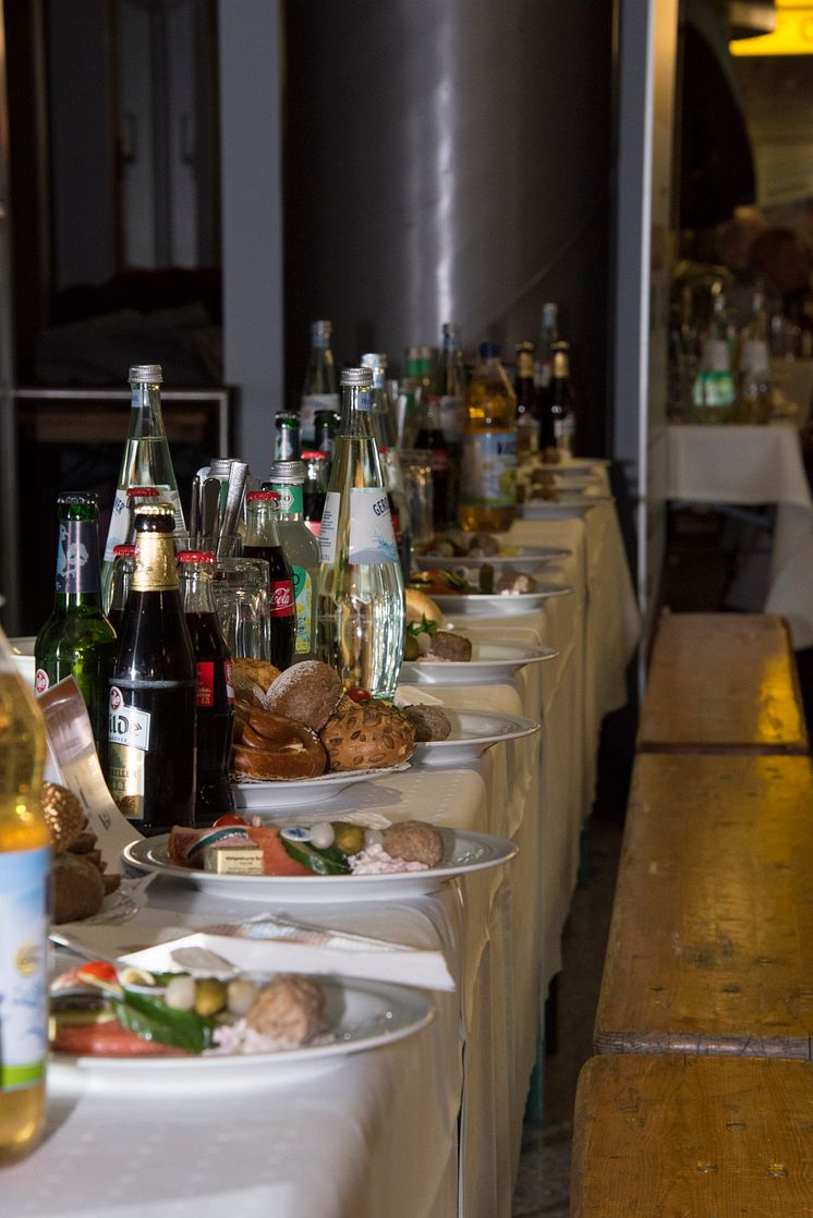 Insgesamt 400 Meter lang: Die XXL-Abendbrottafel im Airport Hannover.