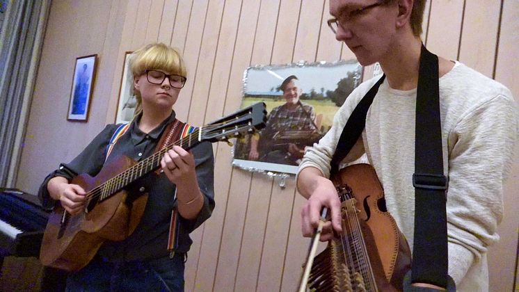 Alva Granström, Magdalena Eriksson och Petrus Dillner, studenter i folkmusik vid Kungl. Musikhögskolan (KMH), repeterar inför folkmusikinstitutionens julkonsert 2015