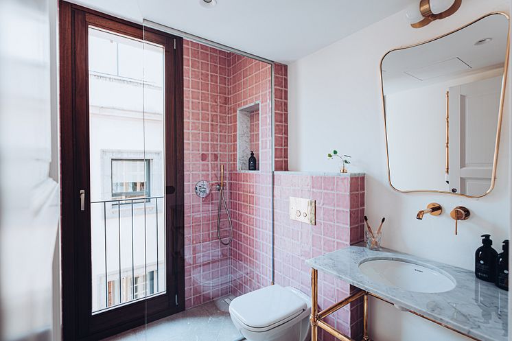 Ocho, bathroom