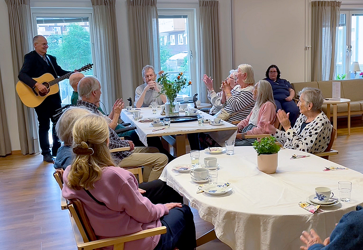 Boende på Saltsjöstens äldreboende underhålls av trubadur
