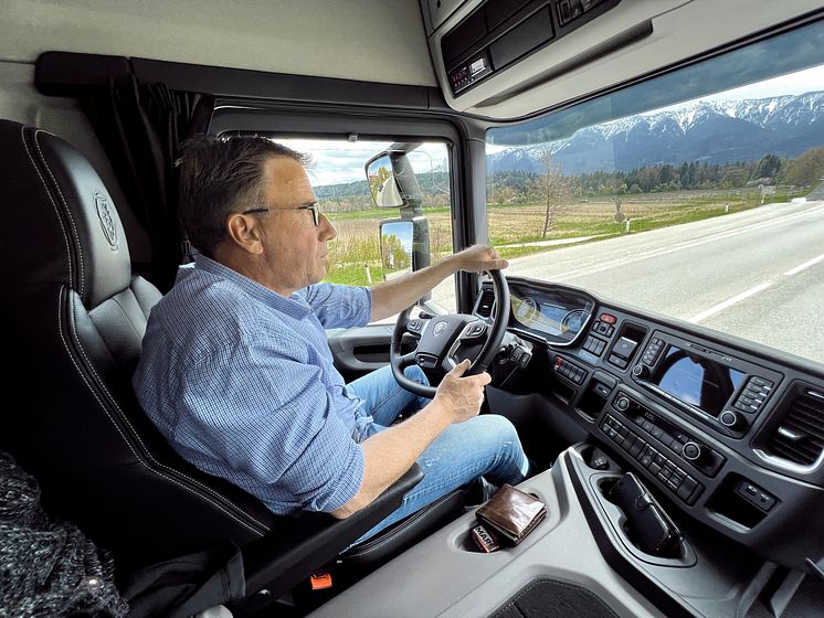 Lkw-Fahrer Christian Lang fühlt sich an seinem neuen Arbeitsplatz sichtlich wohl und will das neue Fahrgefühl im E-Lkw nicht mehr missen.