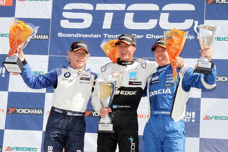 Prispallen efter heat 2 i Falkenberg. Fr.v: Fredrik Larsson (tvåa), Fredrik Ekblom (segrare), Mattias Andersson (trea)