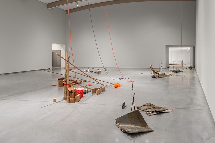 Installation view Silje Figenschou Thoresen, «Et stille og beskyttet farvand, de overliggende lag gik uforstyrret hen over den», Astrup Fearnley Museet 2024. Photo: Christian Øen.