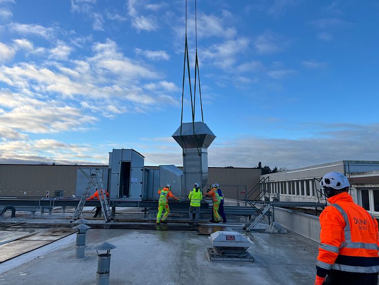 Duni GmbH_Helikopter bringt Hallenbelüftung 3.jpeg