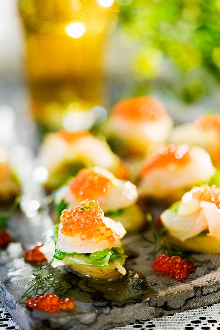 Råmarinerade havskräftor med citronaioli och smörkokt färskpotatis