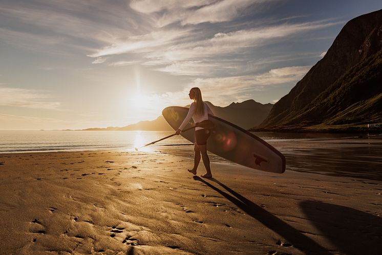 Preparing for midnight sun paddling - Kvaløya- Photo - Visit Norway - Marius Fiskum 