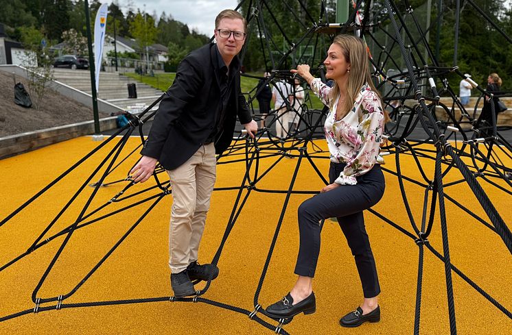 Invigning av Kryssparken i Vega, den 17 juni 2025, med Nicole Forslund (L) och Martin Strömvall (KD).