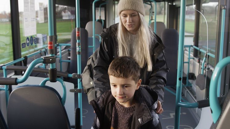 Tjej och kille i bussen