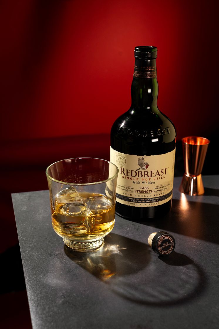 Redbreast_2024_RB12_Cask_Strength_Rocks_Serve_Bot_Jig_9x16.jpg
