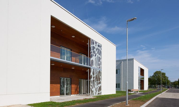 Toppmodern barn- och kvinnoklinik i Skövde klar - Utsmyckad fasad och terrasser med utsikt både uppe och nere.