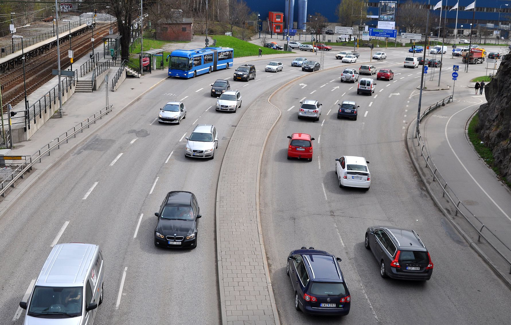 Bilar och buss i vägtrafik