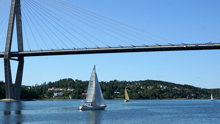 Uddevallabron segelbåtar Bohusracet 1600.png