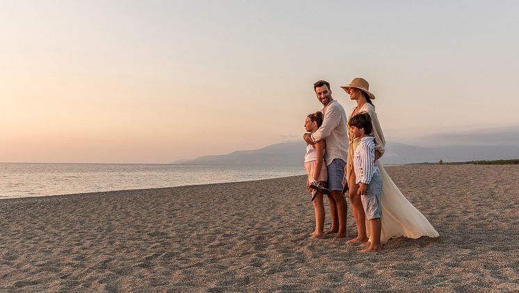 falkensteiner-club-funimation-garden-calabria-pizzo-italy-beach-family-watching-sunset.jpg