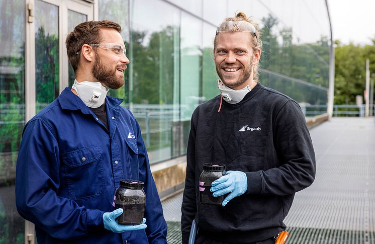 Två medarbetare slamtester EA 2024.jpg