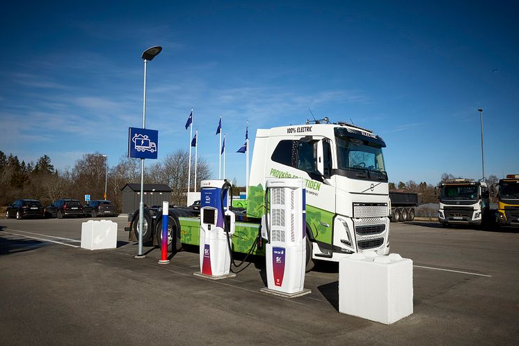 Ellastbil vid laddstation i Sollentuna.jpg
