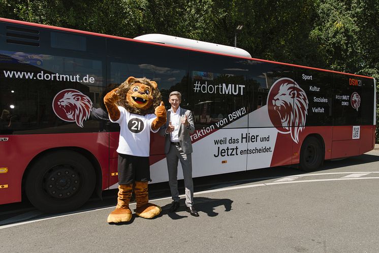 DSW21-Vorstandsvorsitzender Jörg Jacoby und 21-Maskottchen KIm mit dem #dortMUT-Bus.jpg
