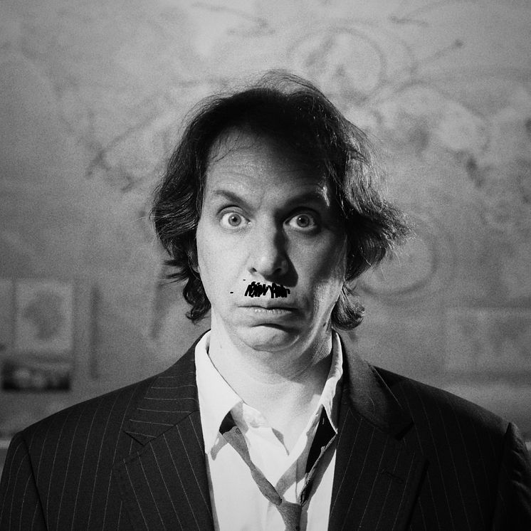 Webb_Diktatorn_14_mustasch.jpg