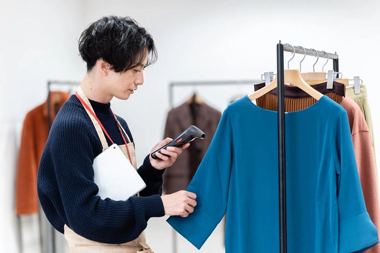 Man använder en RFID-läsare i en butik