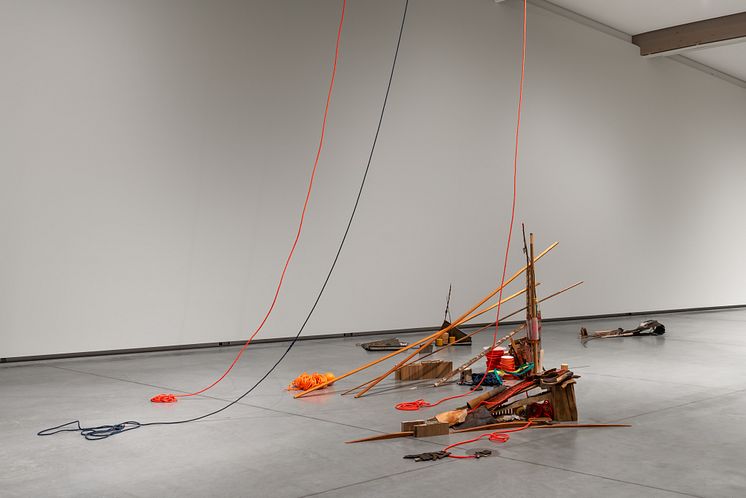 Installation view Silje Figenschou Thoresen, «Et stille og beskyttet farvand, de overliggende lag gik uforstyrret hen over den», Astrup Fearnley Museet 2024. Photo: Christian Øen.