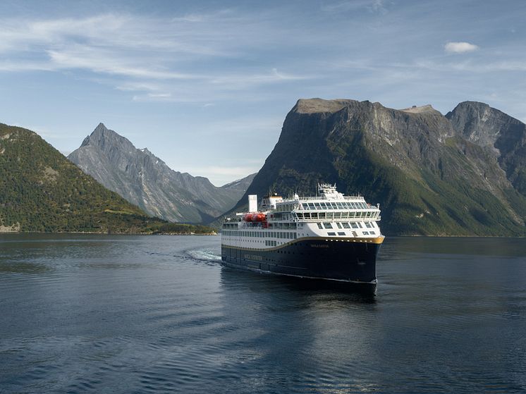 Havila Castor in Hjørundfjorden