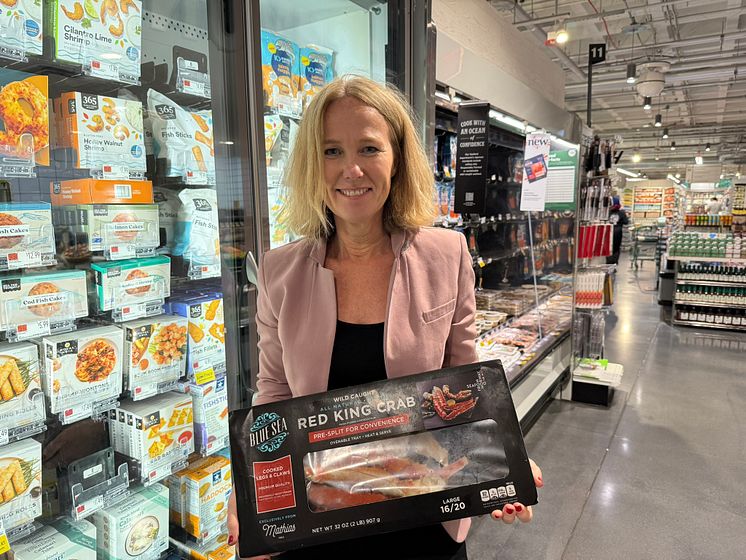 Karine Rød Haraldsson i butikk med red king crab produkt.