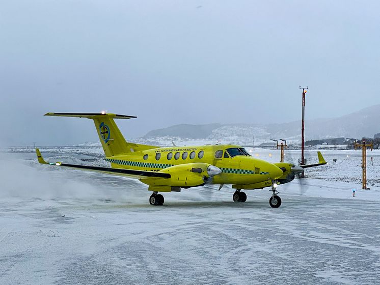 Luftambulansetjenesten Beechcraft B250 på Stokmarknes lufthavn, Skagen.