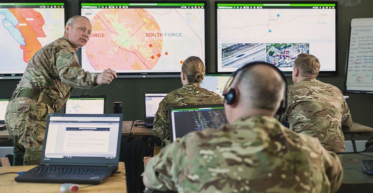 IMG1294_01_UK_Staff-talking-in-headquarter.jpg