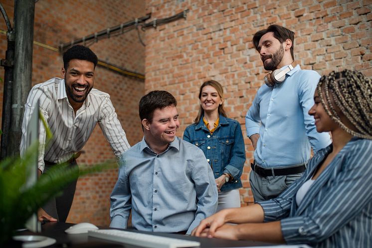 Grupp kollegor en person med funktionsnedsättning.jpg