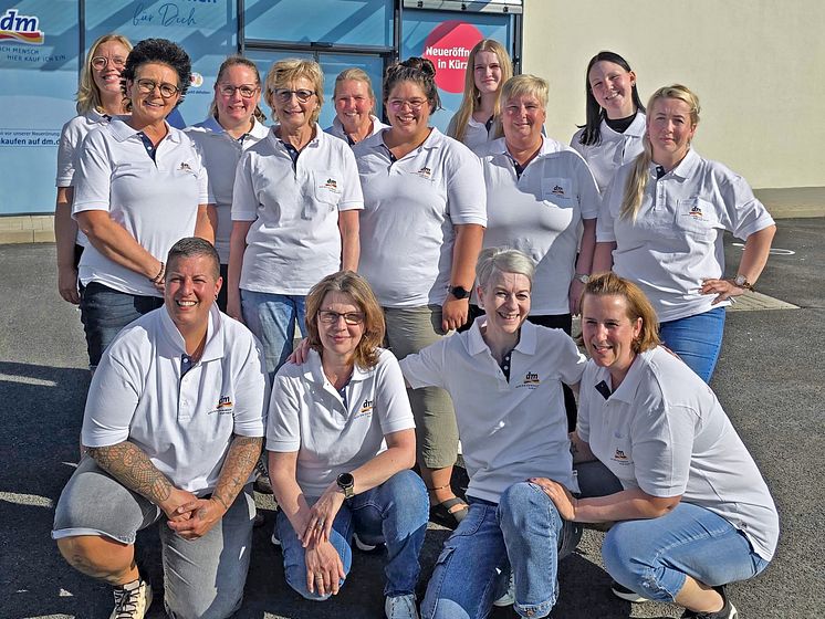 Das dm-Team vor dem dm-Markt in Lemgo.