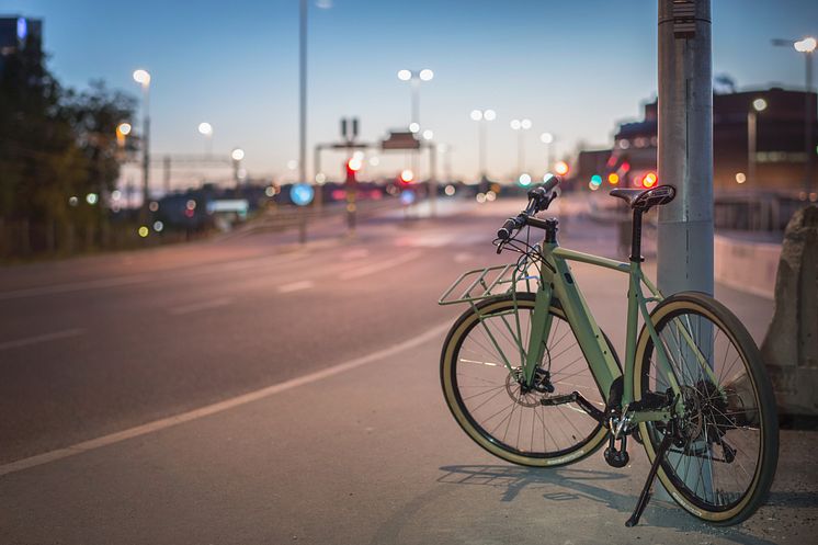 Elcykel låst med ett SBSC-certifierat bygellås fastlåst vid stolpe, urban miljö 