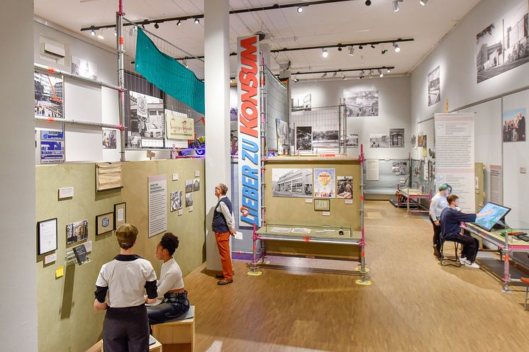 Ausstellungsimpression "Zwischen Aufbruch und Abwicklung. Die 90er in Leipzig"