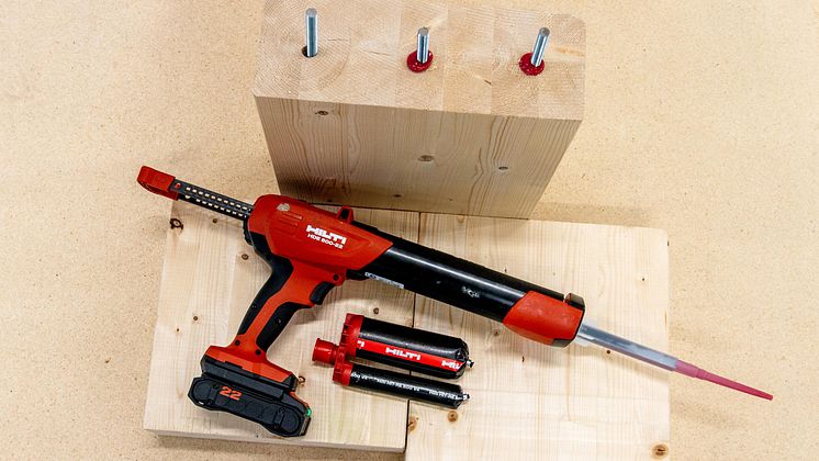 Ettermontering av gjengestag i massivtre. Hilti HIT-RE 500 V4 påføres med batteridrevet utpressapparat.