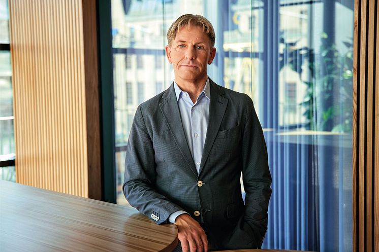 fredrik_erfelt_press2_foto_josefine_backstrom_2024-1-scaled.jpg