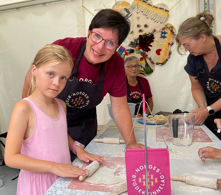 Anne Irene Myhr med Mathilde, på standen til Sør-Trøndelag Bygdekvinnelag på Trøndersk matfestival. 