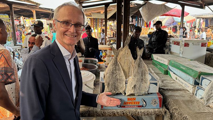Ambassadør-Odd-Mølster-på-utendørmarked-i-Kinshasa-16x9.jpg