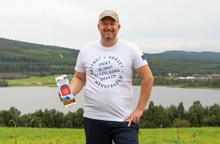 Markus Tjäder ägare och mjölkbonde med nya mjölkförpackningen.jpg