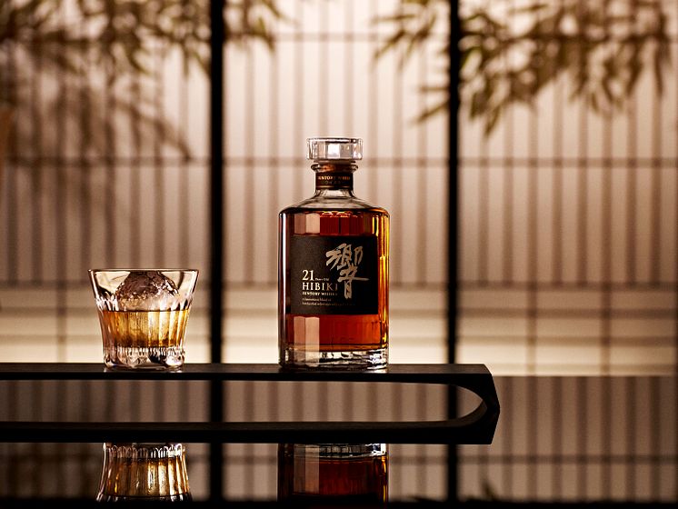 Hibiki21YR_OnTheRocks.jpg
