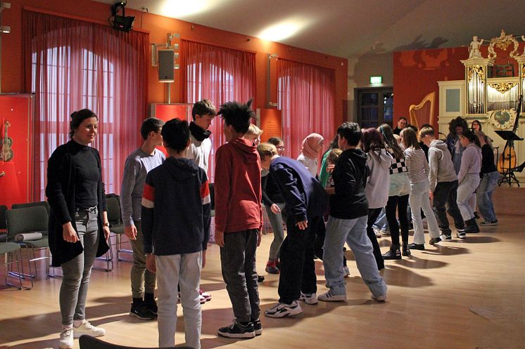 Schüler bei einer Probe im Zimeliensaal: Musik setzt in Bewegung