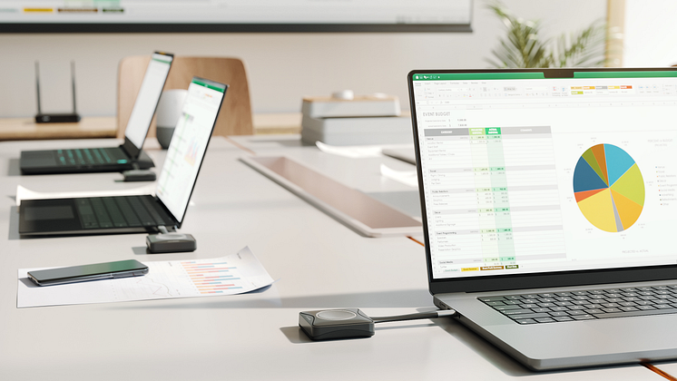 Alogic_4KWireless_Button&PresenterBase_Lifestyle_BoardroomMeeting_wide.png