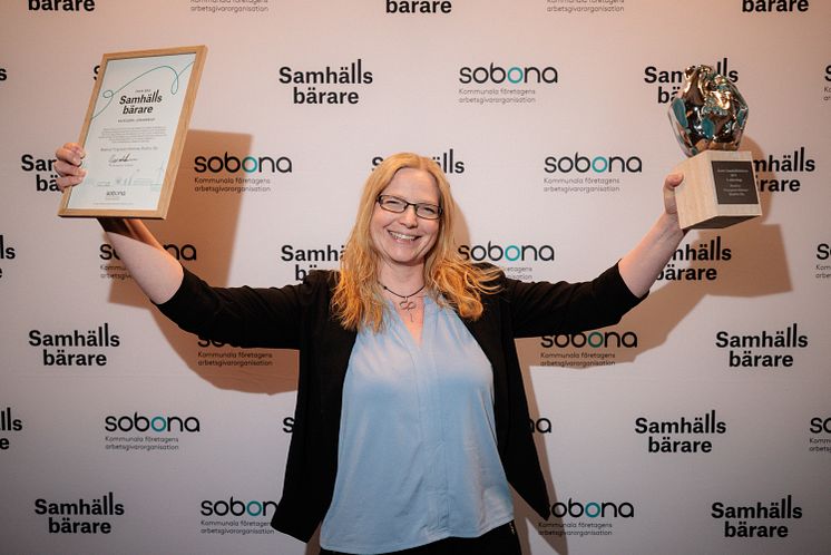 Beatrice Torgnyson Klemme med priset årets samhällsbärare ledare.jpg