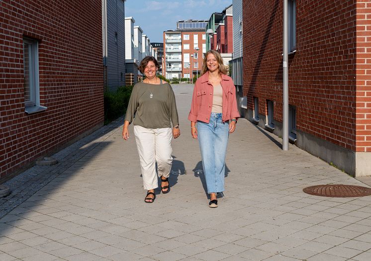 Två personer som går tillsammans sida vid sida. 