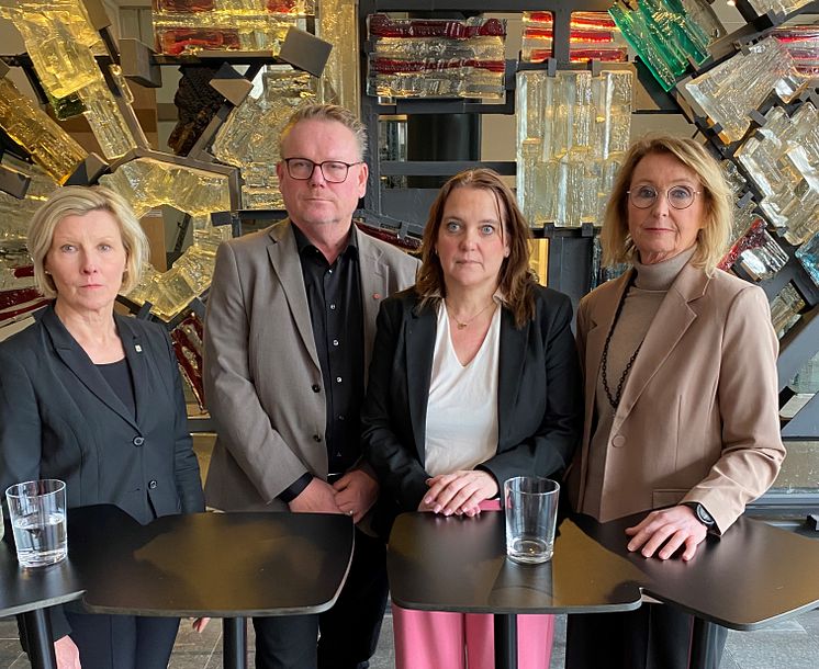 Helene Öhrling stadsdirektör, Staffan Jansson (S) kommunstyrelsens ordförande, Amanda Grönlund (KD) förste vice ordförande kommunstyrelsen, Eva Lilja näringslivsdirektör.jpg