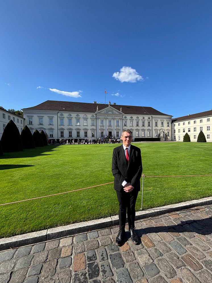 Erinnerungsfoto vor Schloss Bellevue: Hephata-Werkstattrat Klaus Astheimer war Gast beim Bürgerfest des Bundespräsidenten.