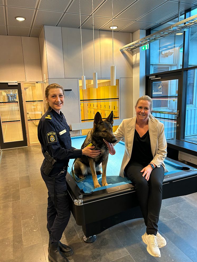Jenny och Cecilia med Unni.jpg