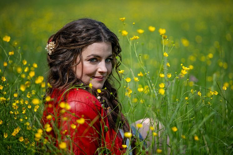 Schauspielerin Ronja Forcher nimmt am 18. Juli 2025 für einen guten Zweck an den Kassen von zwei Berliner dm-Märkten Platz.
