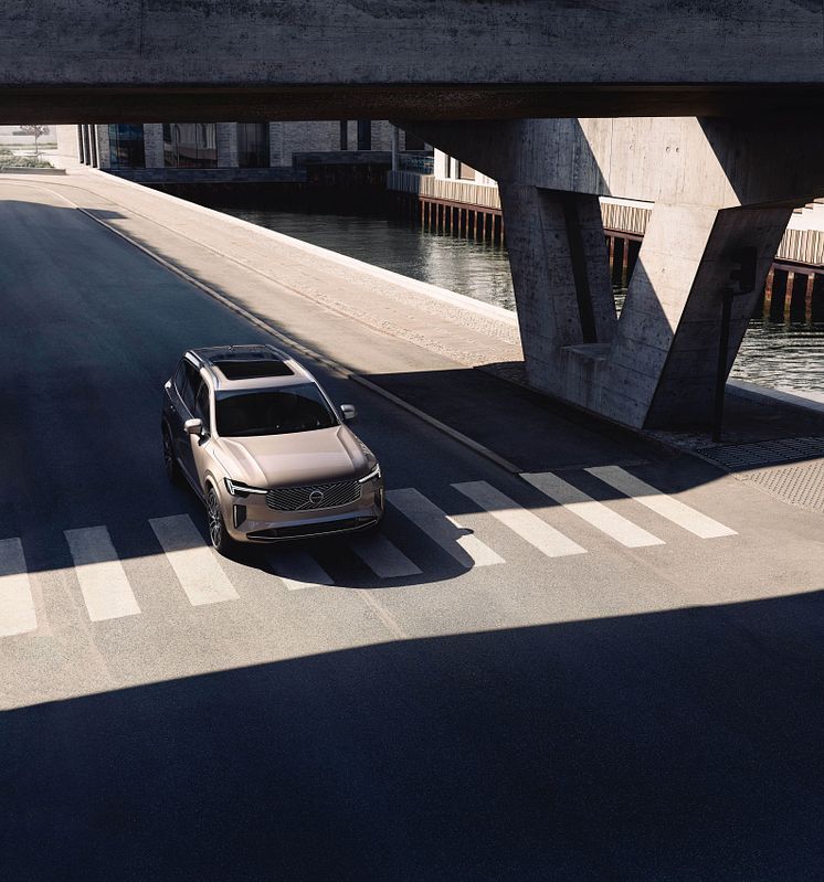 New_Volvo_XC90_-_exterior.jpg