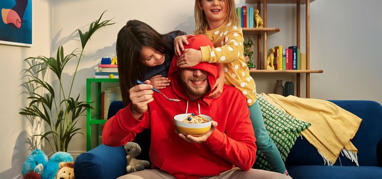 Extra Large-A_FYY_NA_Master_OOH_Image_HoodieFamilyLandscape___Drinks_Oat_NoSugars_Multi_Multi_RGB.jpg