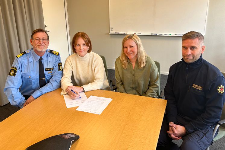 Michael Johansson lokalpolisområdeschef Botkyrka, Charlotte Lagerkvist tf kommundirektör Botkyrka kommun, Anna Mellström vd Botkyrkabyggen och Magnus Carderos distriktsche Foto Botkyrka kommun.jpg