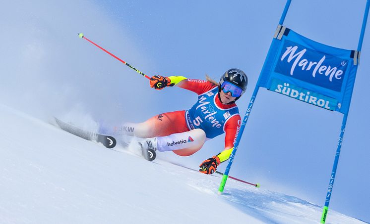 Lara_Gut_Behrami_GS_action_2025.JPG