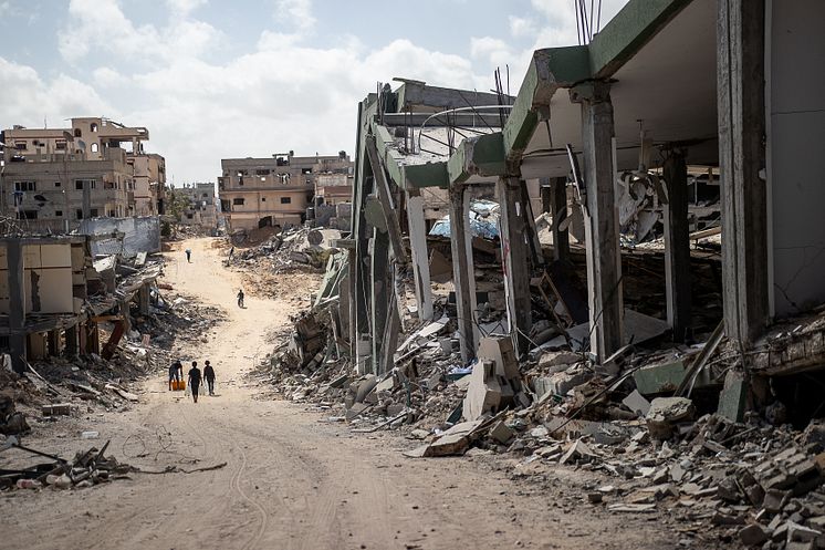 CH11031413_Children walk down the destroyed streets of Khan Younis, the Gaza Strip.jpg